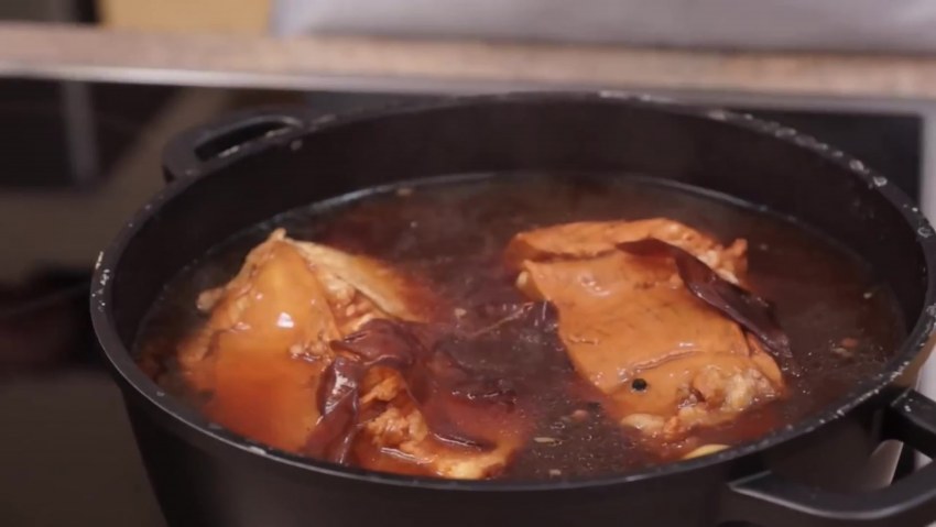 Варёное сало в луковой шелухе