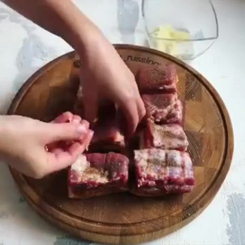 Варёное сало в луковой шелухе