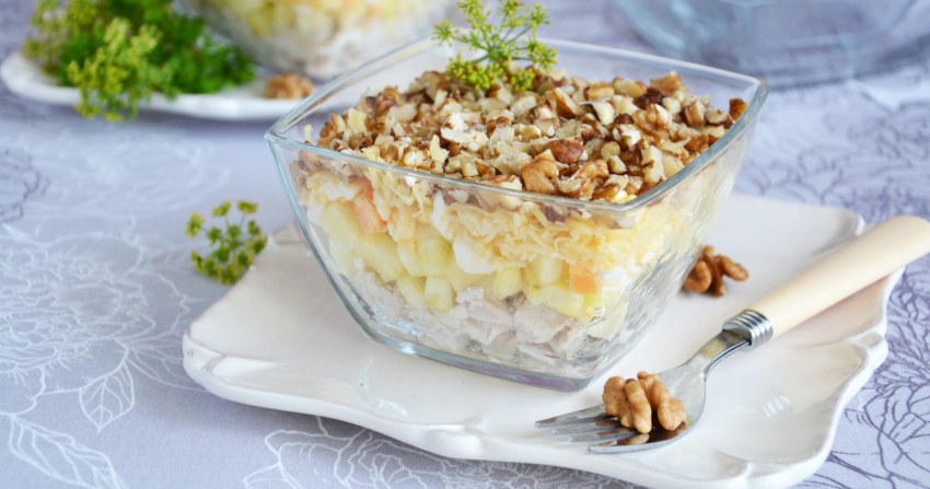 Салат из ананаса с курицей и сыром и грецкими орехами