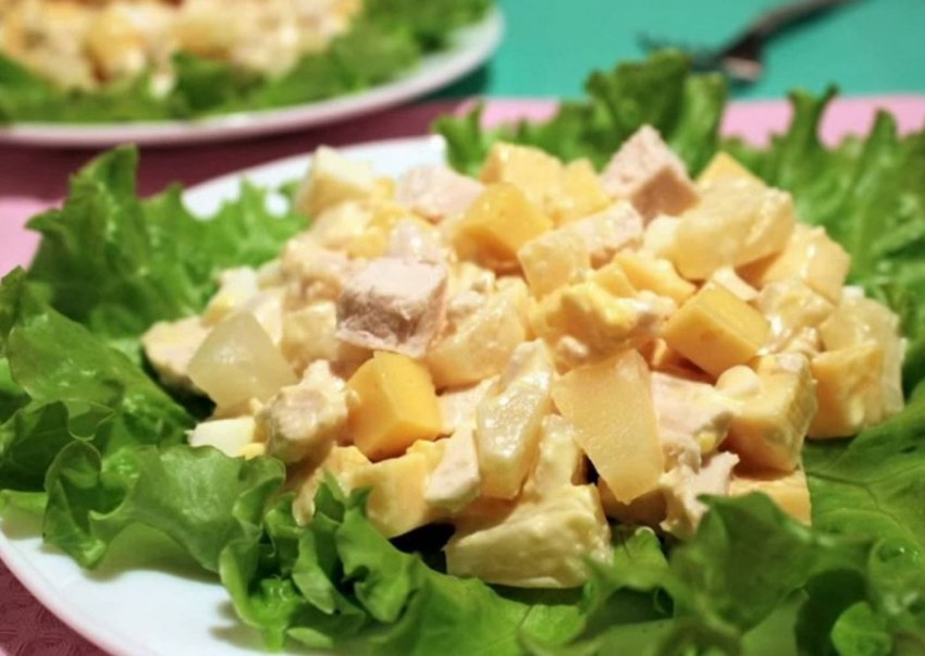 Салат с ананасом и куриной грудкой и сыром