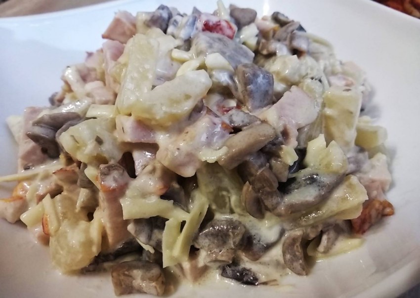 Салат с ананасом и курицей и грибами