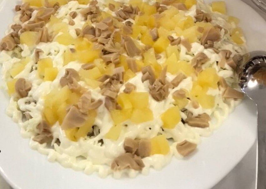Салат с ананасом и куриной грудкой и грибами