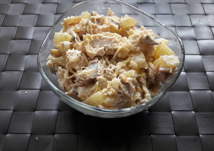 Салат из курицы с ананасами и грибами