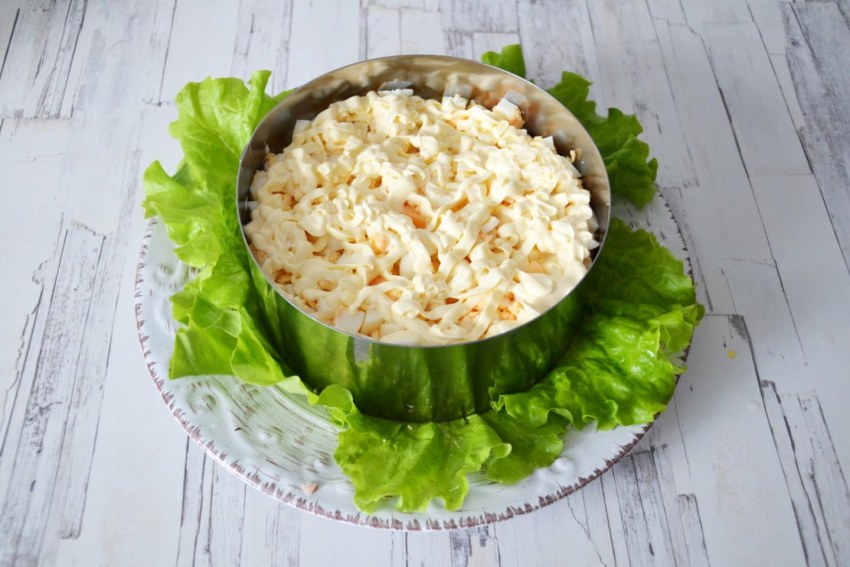 Салат с курицей и плавленным сыром