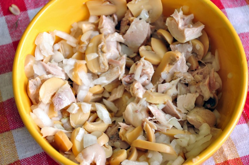 Салат с ананасом и курицей и шампиньонами