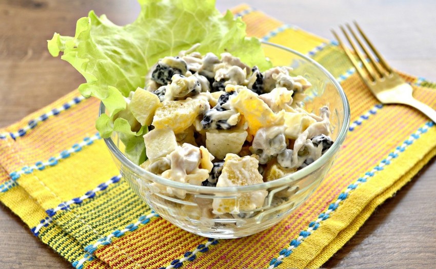 Салат с черносливом и курицей и грецкими орехами