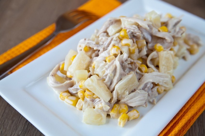 Салат с ананасом