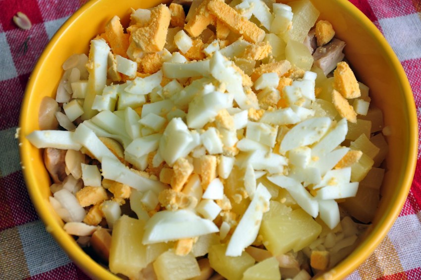Салат с ананасом и курицей и грибами
