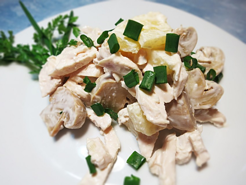 Салат с ананасом и куриной грудкой и грибами