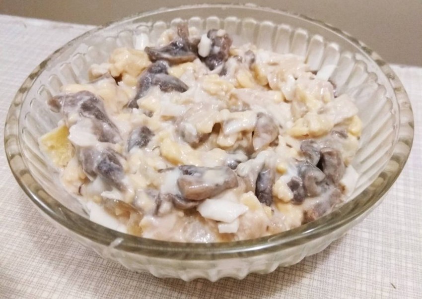 Салат с ананасом и куриной грудкой и грибами