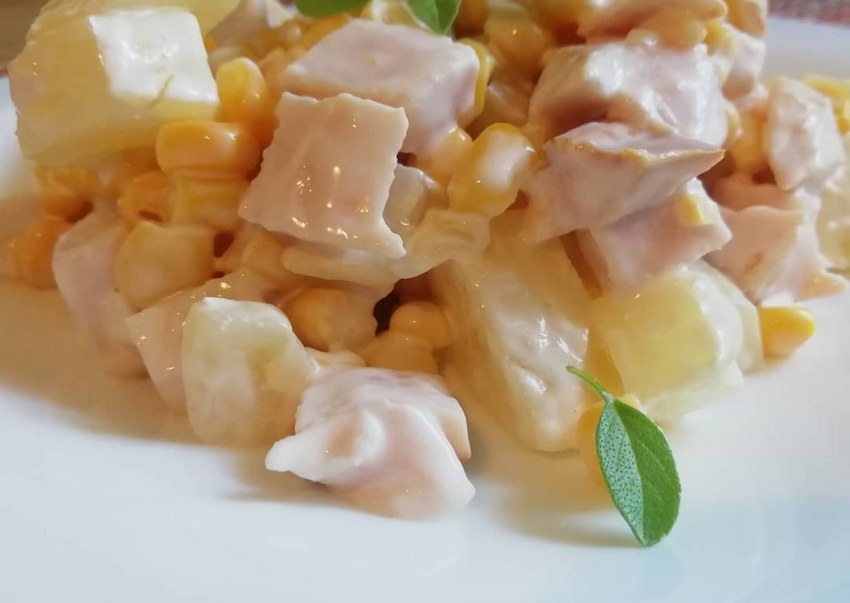 Салат ананас с курицей и сыром и грецкими