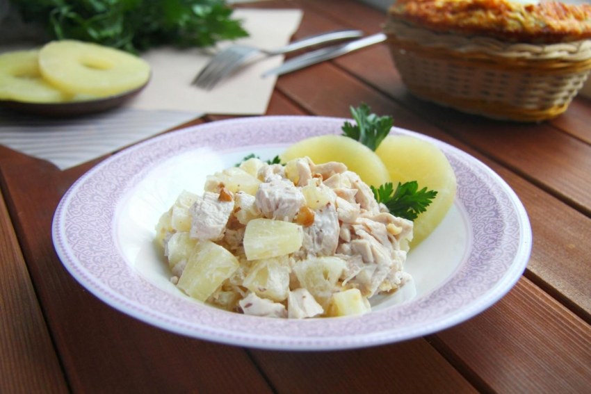 Салат с ананасом и грецким орехом