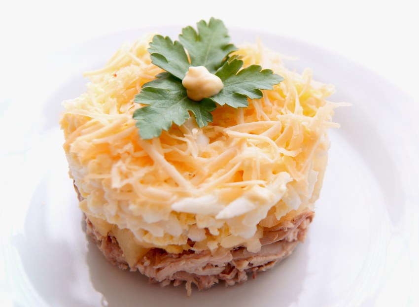 Слоёный салат с курицей