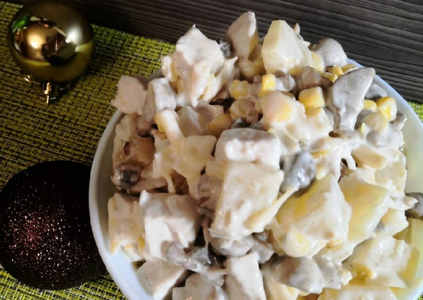 Салат с ананасом и курицей и сыром и грибами