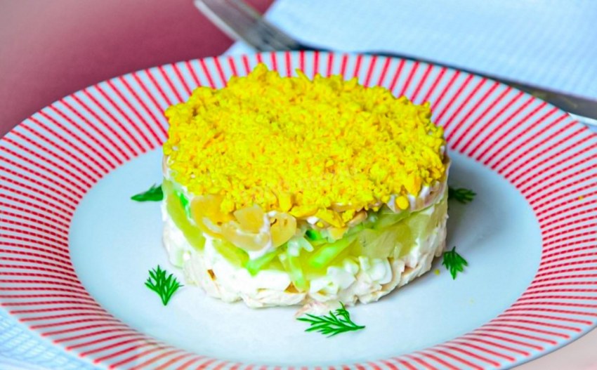 Королевский салат с ананасами