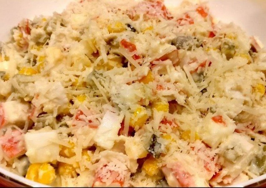Салат с крабовыми палочками и огурцом и яйцом и сыром