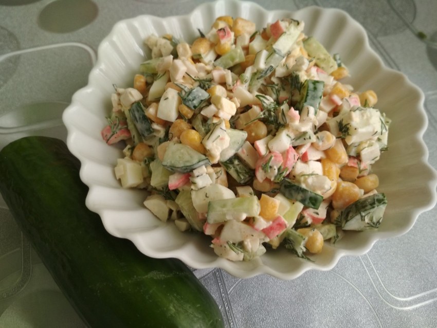 Салат с крабовыми палочками и кукурузой и яйцом и огурцом