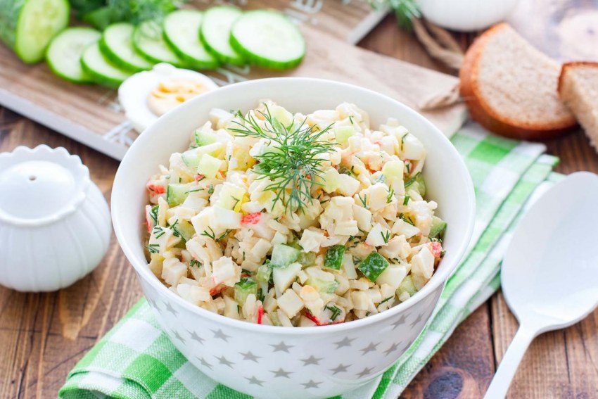Салат с рисом и огурцом