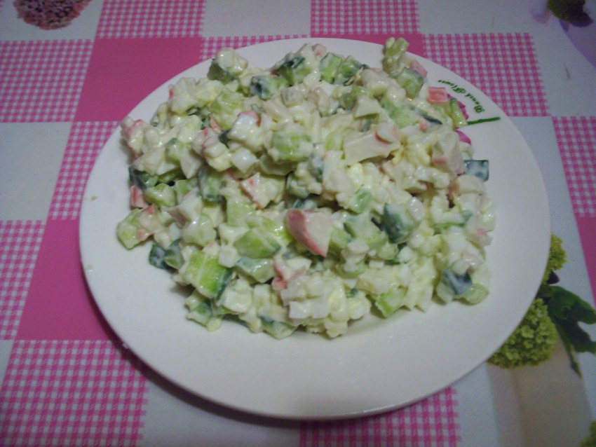Салат с крабовыми палочками и огурцом