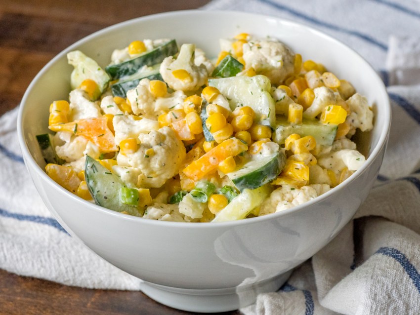 Салат с кукурузой и яйцом