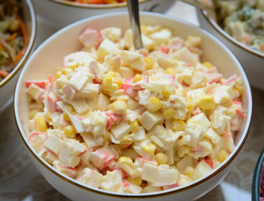 Салат с крабовыми палочками и кукурузой