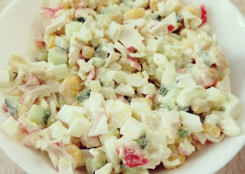 Салат с мясом и крабовыми палочками