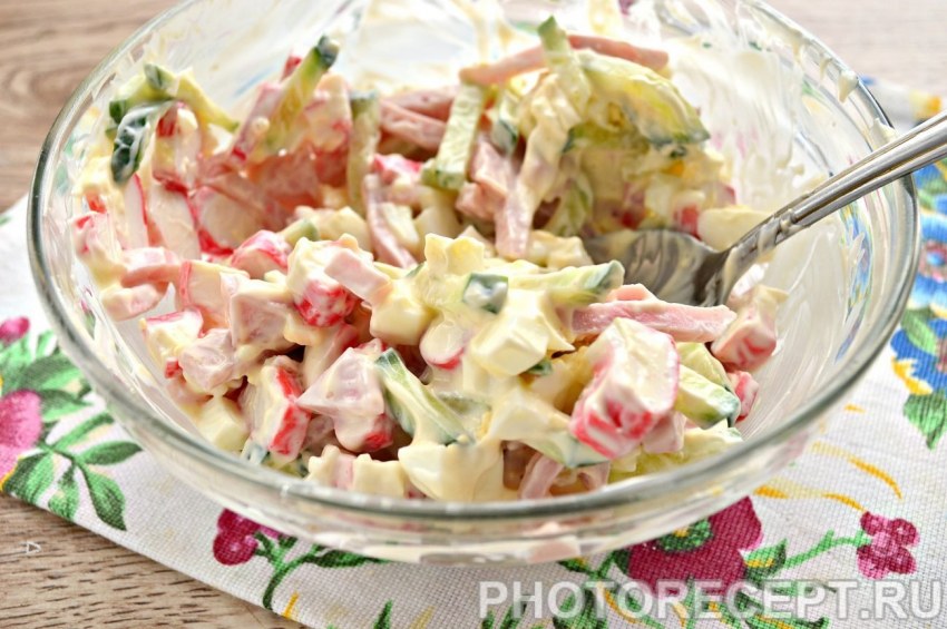 Салат с ветчиной и крабовыми палочками