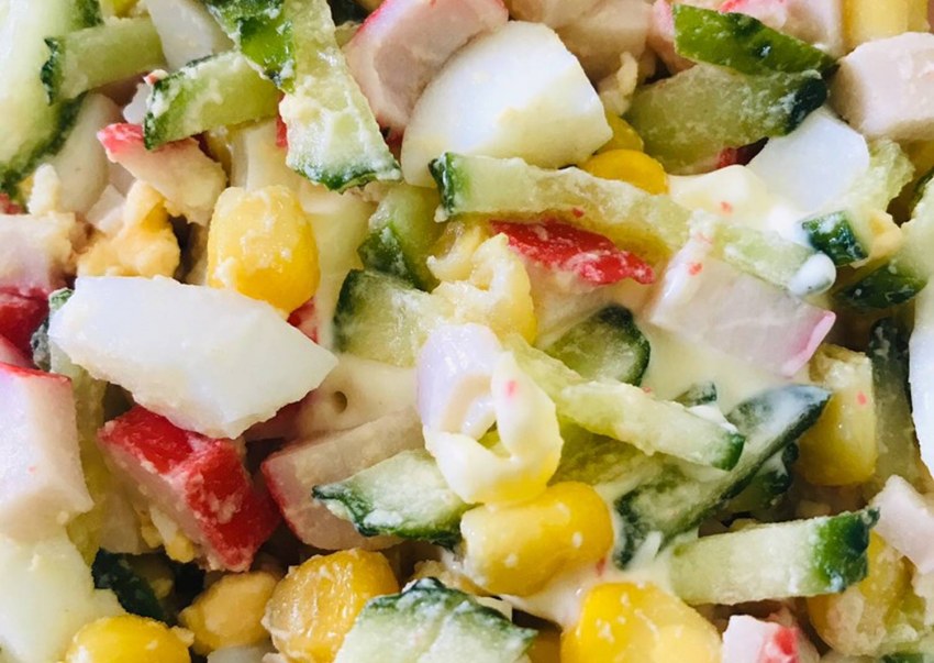 Салат с крабовыми палочками и кукурузой и рисом