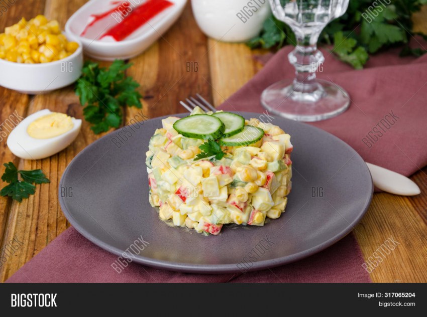 Салат с крабовыми палочками и огурцом