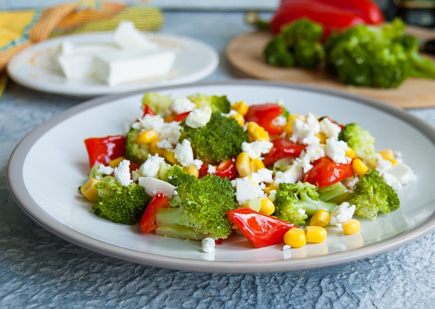 Салат из брокколи с кукурузой