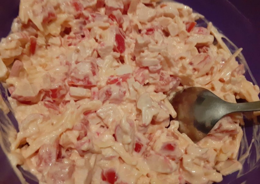 Салат минутка с копченой курицей и помидорами