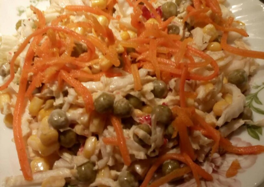 Салат с куриной грудкой и помидорами и сыром