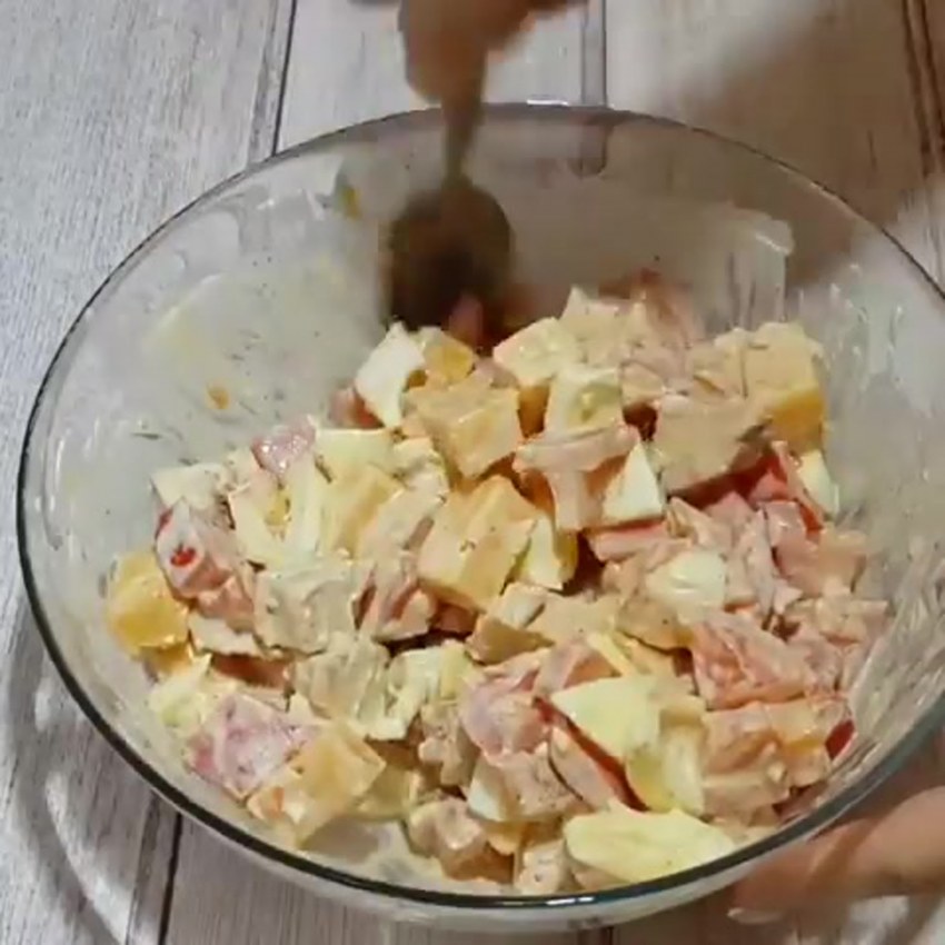 Салат минутка с копченой курицей и помидорами