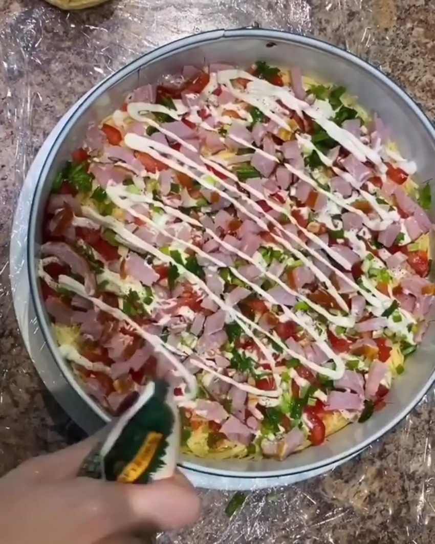 Салат с копченой курицей и сыром