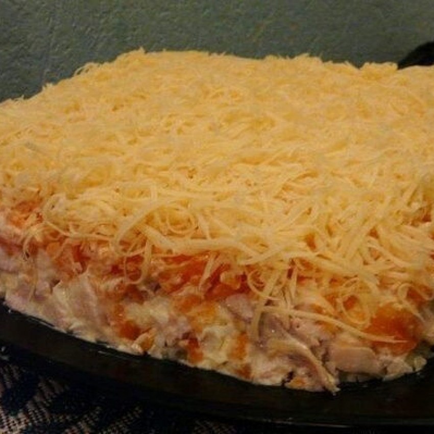 Салат с ананасами и копченой куриной грудкой
