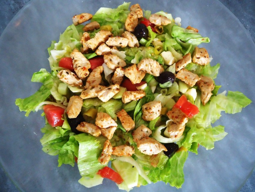 Салат копченая курица и брынза