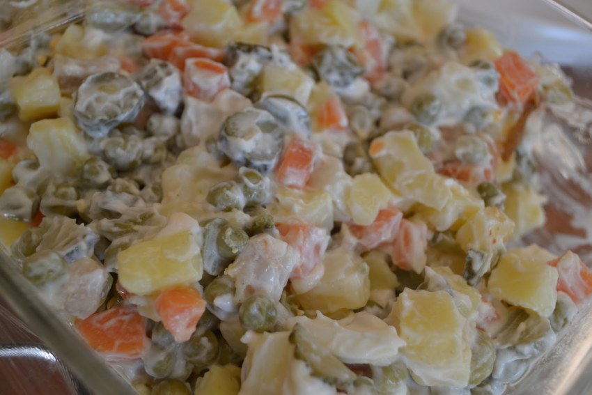 Лайфхаки как промазать слой салата творожным сыром