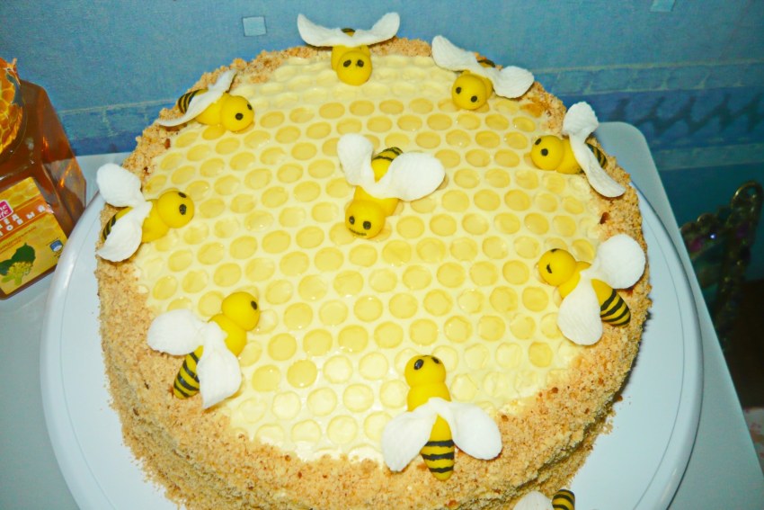 Торт медовый с пчелками