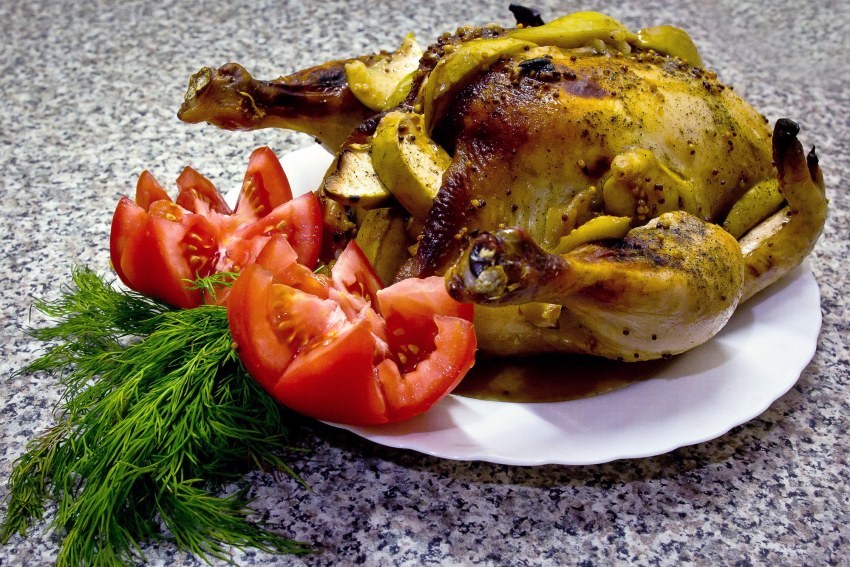 Курица в духовке с яблоками и соусом
