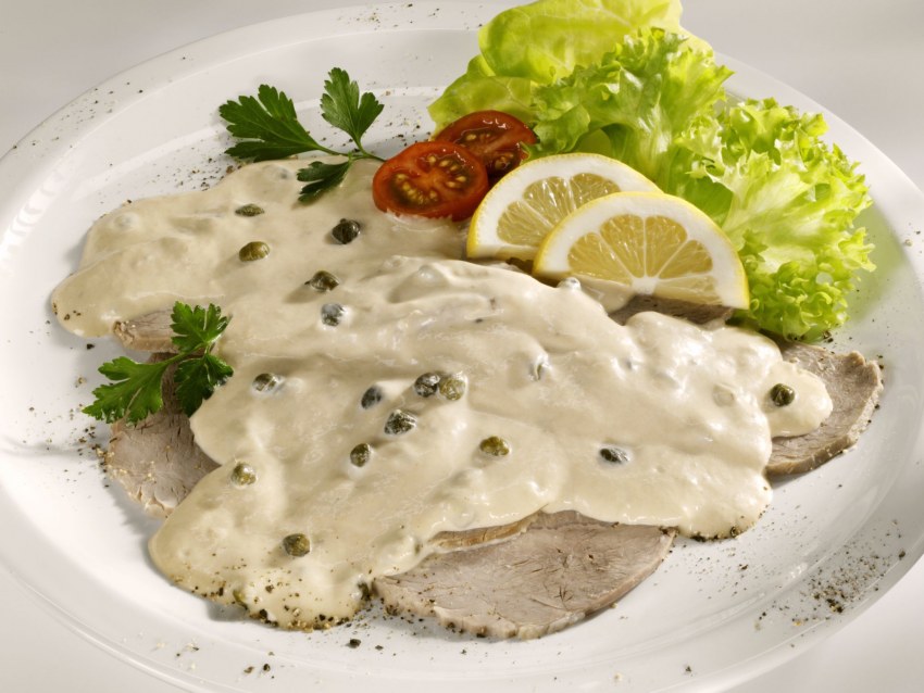 Треска с оливками и помидорами и каперсами