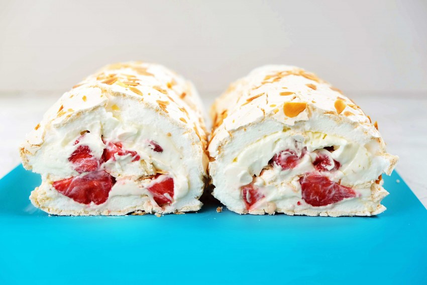 Меренговый рулет с малиной и фисташками