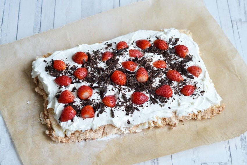 Меренговый рулет с фисташками