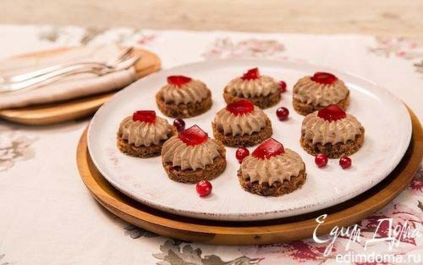 Канапе с паштетом из куриной печени