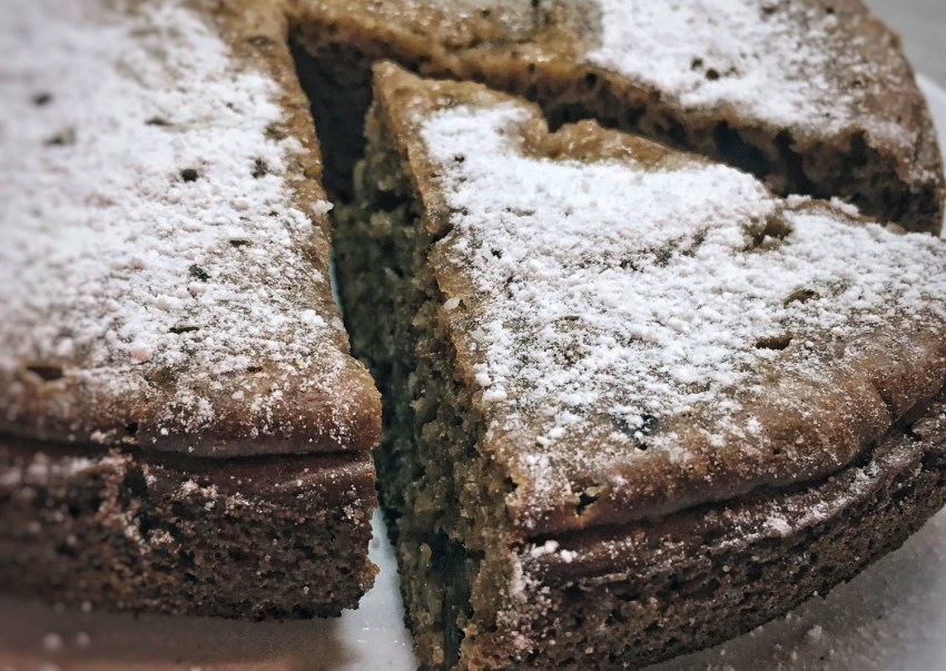 Пирог с вареньем и грецкими орехами