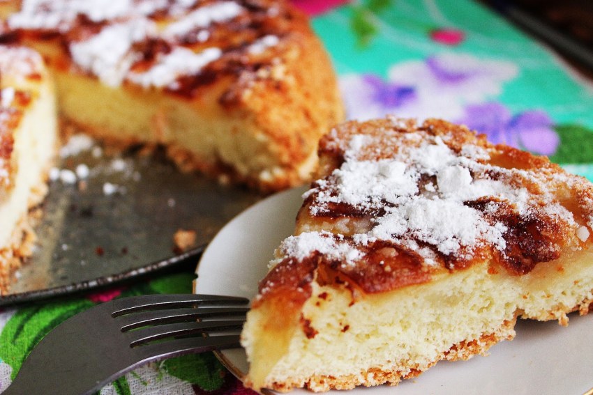 Шарлотка с джемом