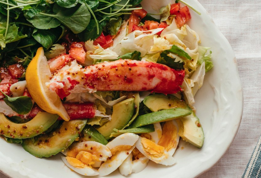 Салат с крабовым мясом авокадо и манго