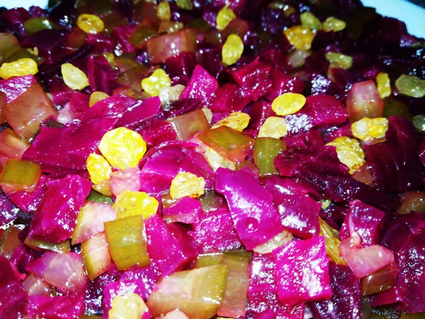 Салат с изюмом и свеклой