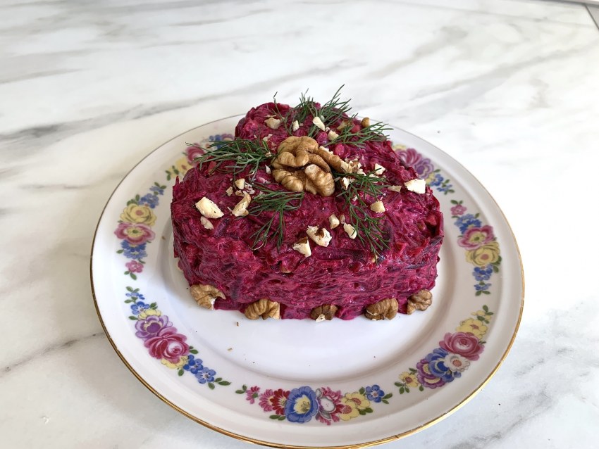 Свекольный салат с чесноком и грецкими орехами и мясом