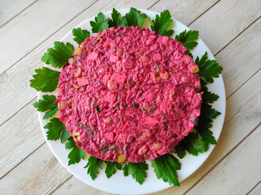 Салат с изюмом и свеклой