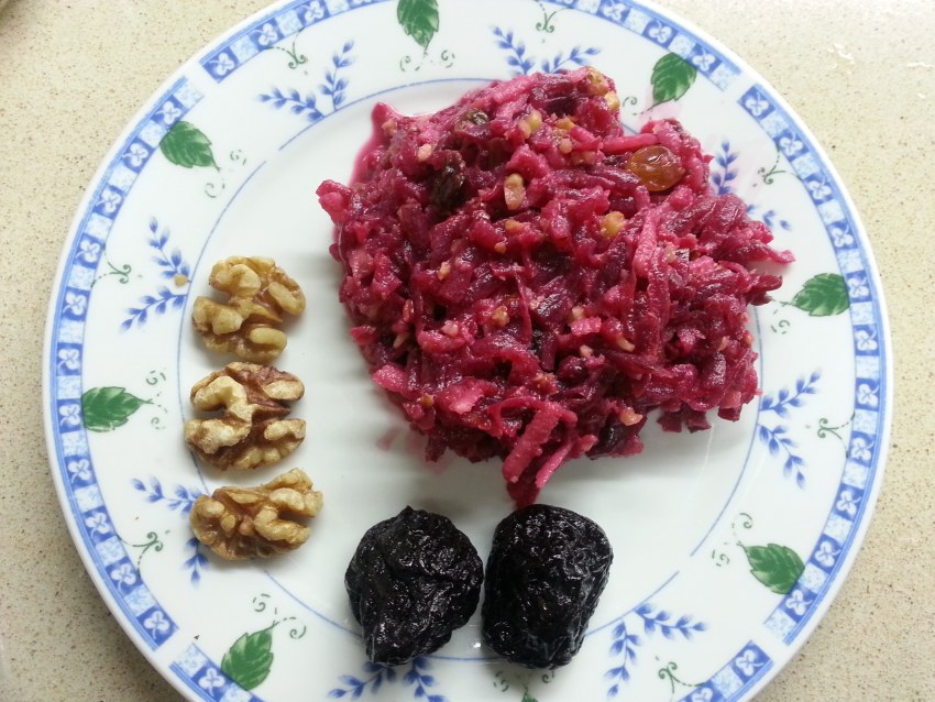 Салат свекла с черносливом и грецким орехом